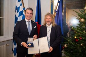 20251202 pavelhubeny ericbeißwenger europamedaille bayerischevertretungprag bayerische_staatskanzlei