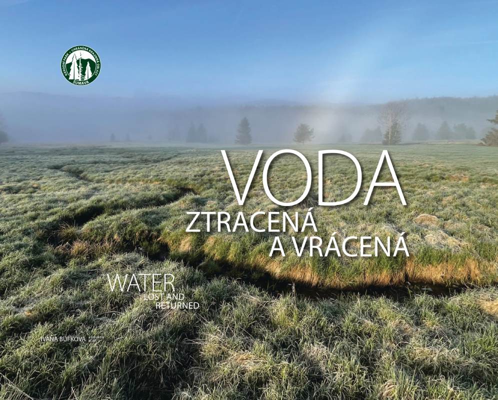 Obrazová obálka publikace „Voda ztracená a vrácená“ (Water Lost and Returned) od Správy Národního parku Šumava zobrazuje mlžnou šumavskou krajinu s vysokými stromy, zelenými loukami a vodními cestami v popředí. Nadpis v češtině a angličtině dominuje středu, doplněný logem národního parku v levém horním rohu. Tento design evokuje téma obnovy mokřadů a návratu vody do krajiny Šumavy.