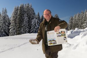 výherce Mozkovky Karel Malík drží časopis se svým textem a keramickou mozkovku