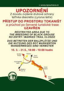 ukázka cedule v terénu, která vysvětluje zákaz přístupu do lokalit tokanišť tetřívka obecného