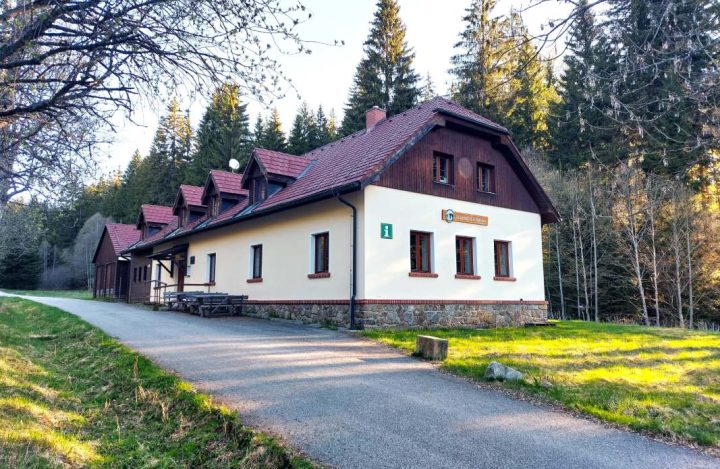 Budova informačního střediska Idina Pila nedaleko obce Zátoň