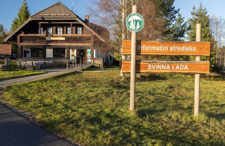Budova infocentra Svinná Lada u Borových Lad